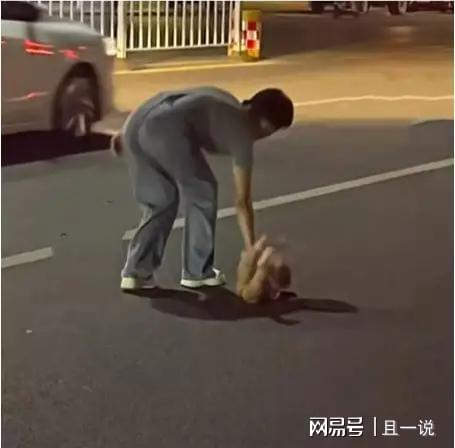 女子把婴儿放在马路中间后离开