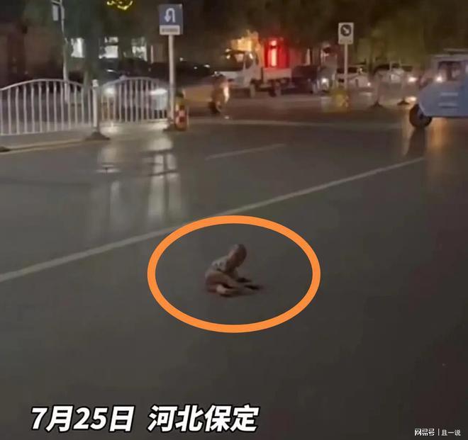 女子把婴儿放在马路中间后离开
