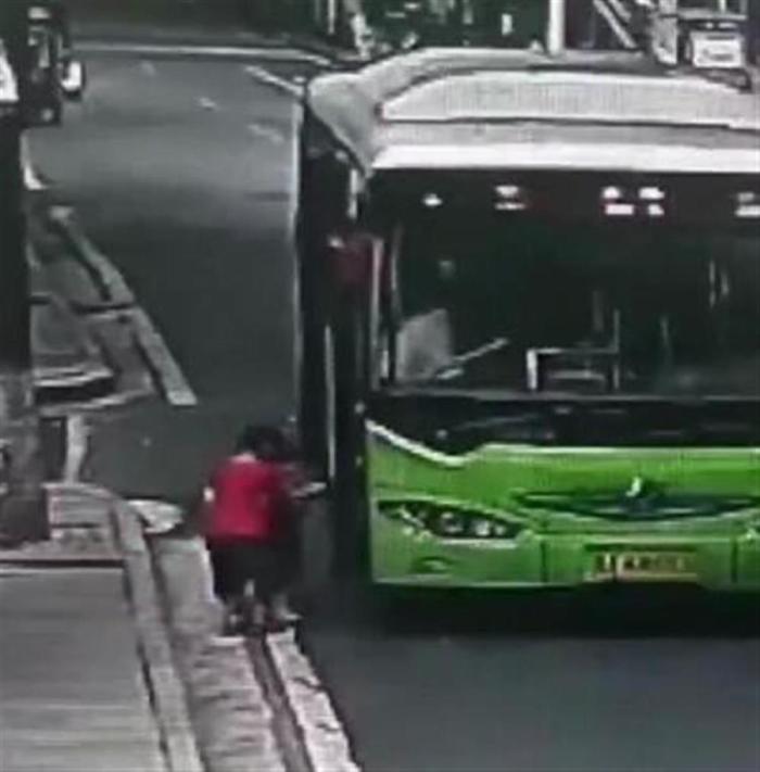 把妹妹推上公交跑开