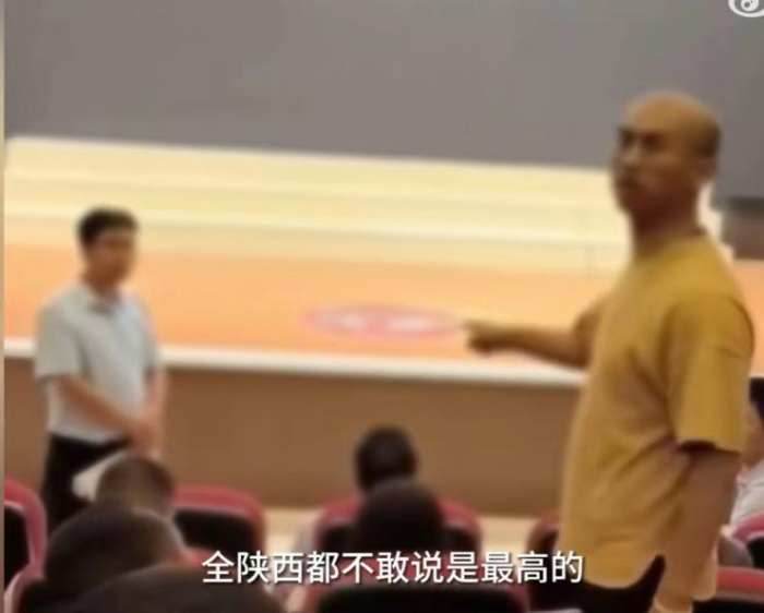 教师回应学费4万孩子考8分