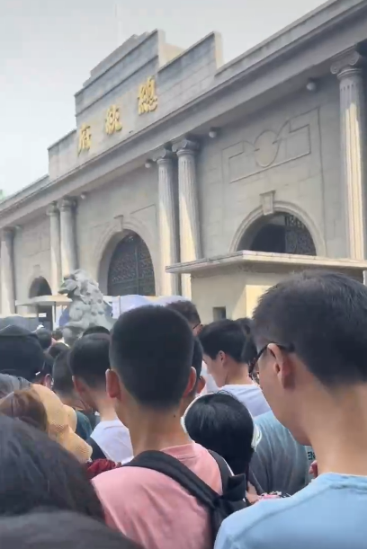 游客花20元走“特殊通道”却被带去插队南京总统府：不要轻易相信骗子