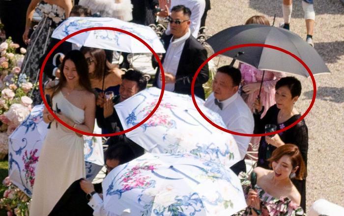 王宝强带冯清参加甄子丹婚礼，全程为女友撑伞，女方高一头反差大