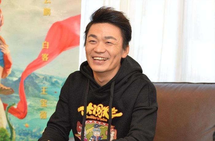 王宝强带冯清参加甄子丹婚礼，全程为女友撑伞，女方高一头反差大