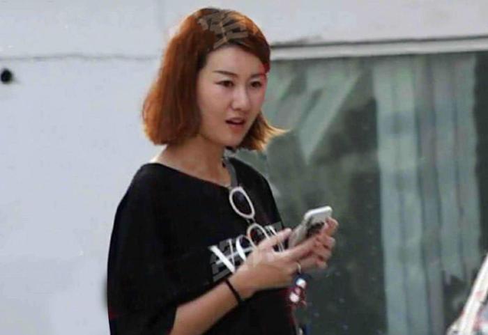 王宝强带冯清参加甄子丹婚礼，全程为女友撑伞，女方高一头反差大