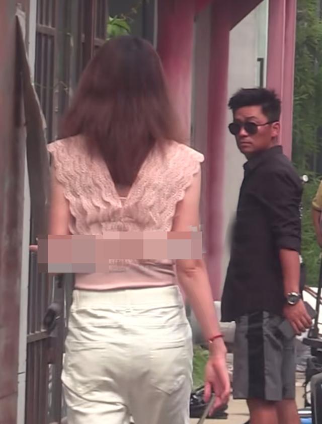 王宝强带冯清参加甄子丹婚礼，全程为女友撑伞，女方高一头反差大
