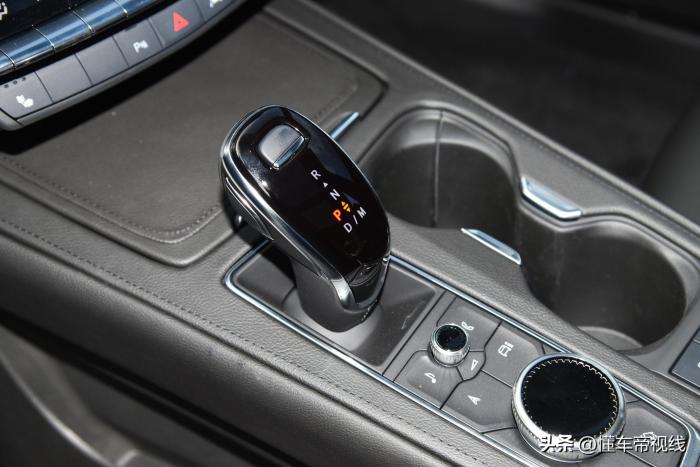 新车|</p><p>动力方面，本次到店的新款XT4 28T两驱豪华型搭载2.0T发动机匹配48伏轻混系统，发动机能最大功率174千瓦，峰值扭矩350牛·米。同时，新款XT4在全系入门版车型上新增搭载1.5T发动机匹配48伏轻混系统，发动机最大功率155千瓦，峰值扭矩270牛·米。传动方面，与两款发动机匹配的均为9挡手自一体变速箱。                <!--end::Text-->
            </div>
            <!--end::Description-->
            <div class=