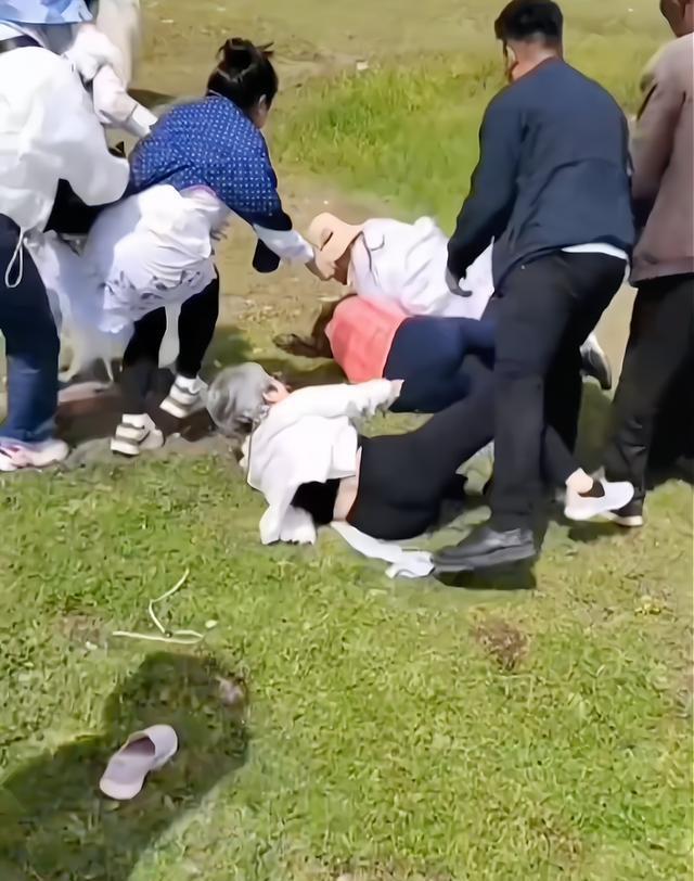 老太国道搭帐篷致堵车路人理论被打