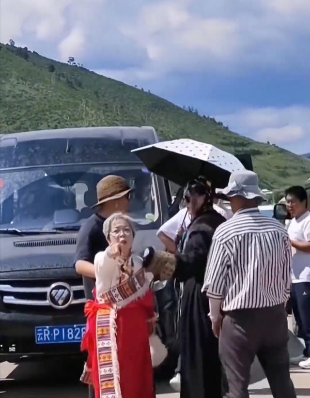 老太国道搭帐篷致堵车路人理论被打