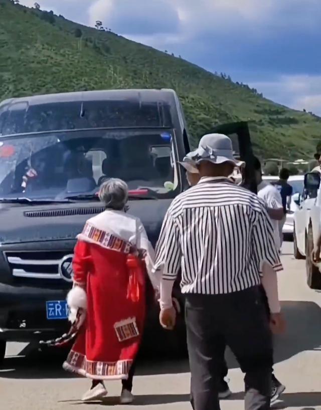 老太国道搭帐篷致堵车路人理论被打