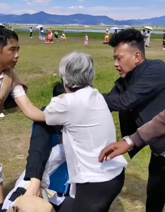 老太国道搭帐篷致堵车路人理论被打