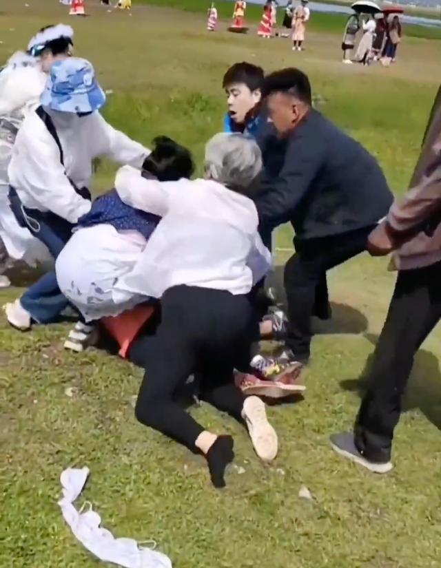 老太国道搭帐篷致堵车路人理论被打