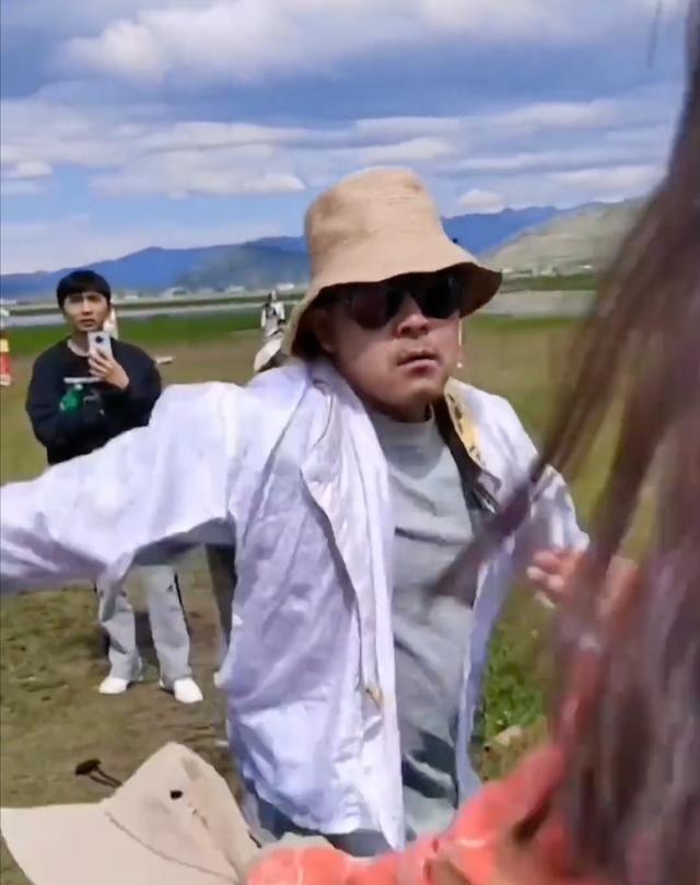 老太国道搭帐篷致堵车路人理论被打