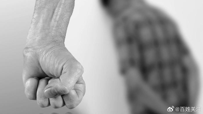 韩国一父亲猛抽校园霸凌者100多个耳光：“敢欺负我儿子？”