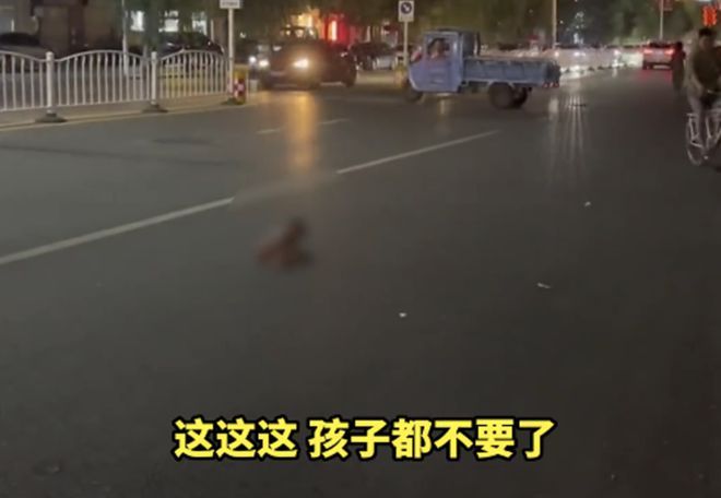 女子把婴儿扔在大马路上，转身头也不回的跑了，还好路人及时发现