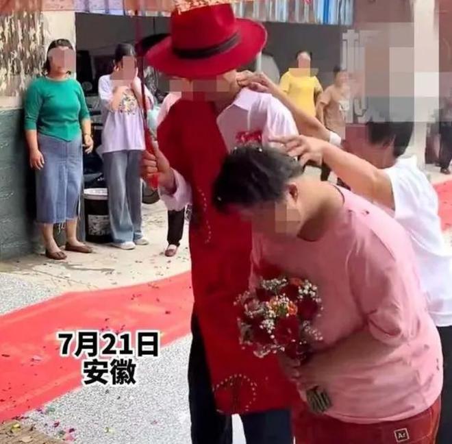 男女被按着头拜堂，两人均有智力精神问题，这样的婚姻有必要吗