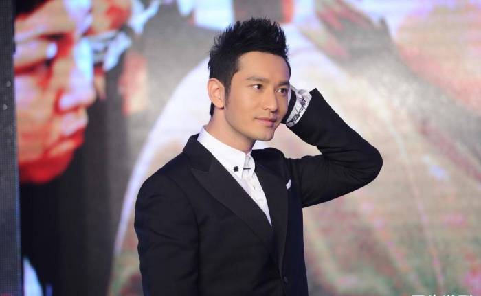黄晓明终于不油腻了！穿蓝色西装沉稳许多，但锡纸烫发型却像师奶