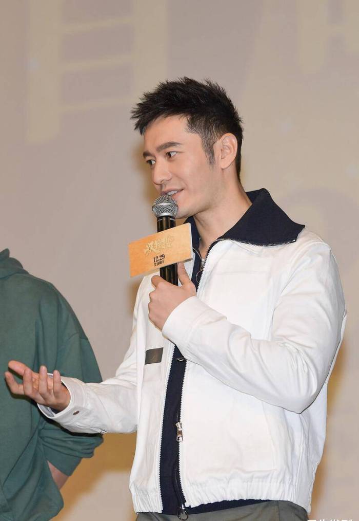 黄晓明终于不油腻了！穿蓝色西装沉稳许多，但锡纸烫发型却像师奶