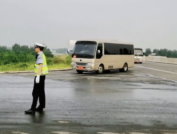 观摩团乘无牌大巴上路交警未制止？官方：公车无牌不能上路