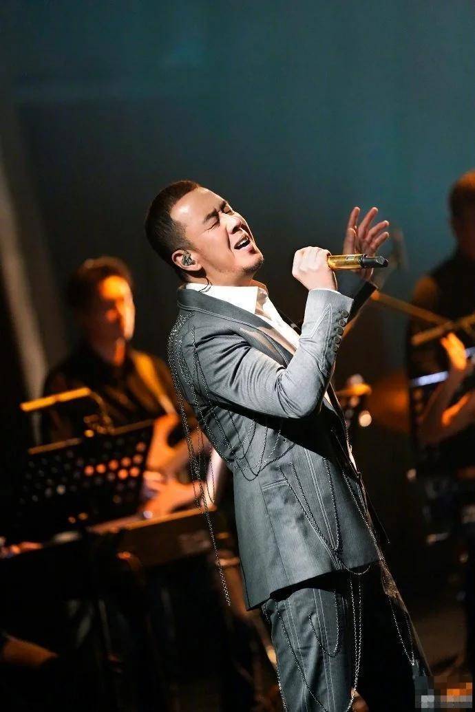 杨坤首次回应由刀郎新歌《罗刹海市》引起的风波，他说差不多可以收场了
