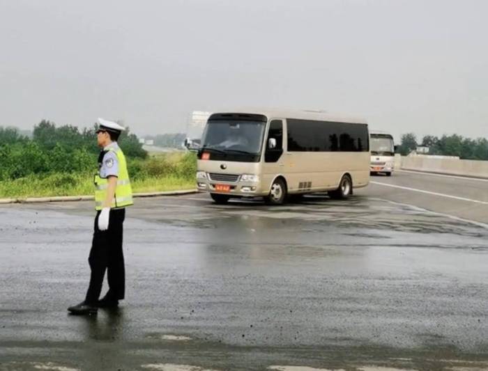 观摩团乘无牌大巴上路交警未制止？官方：公车无牌不能上路

