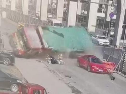 货车为避让私家车侧翻入沟2人死亡