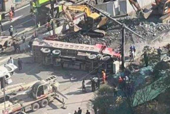 货车为避让私家车侧翻入沟2人死亡