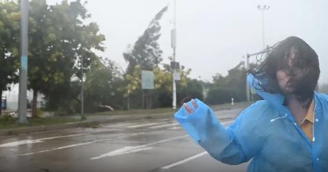 台风“杜苏芮”风力有多强？树被吹倒，记者扶车门都站不稳