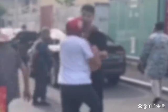 老人拦婚车要钱被抱离这些人来去如风，行踪多变，似乎对任何警方干预都能游刃有余