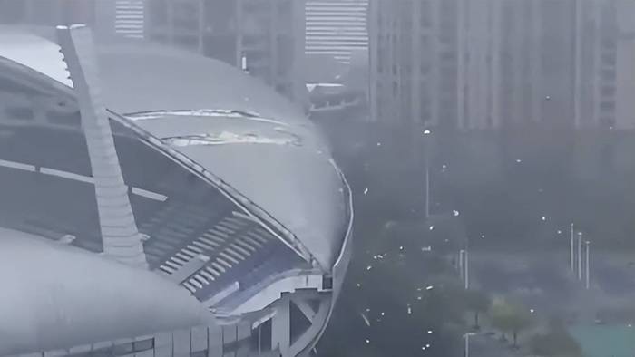 台风登陆泉州狂风掀翻屋顶