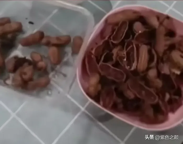女子称买水煮花生快吃完发现老鼠头