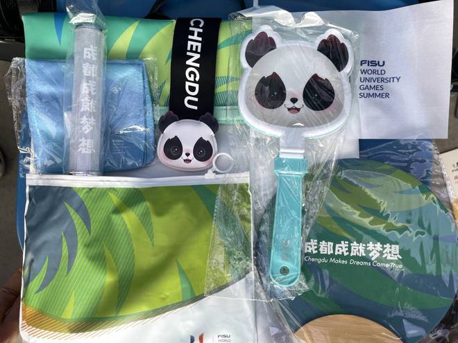 成都大运会为现场观众准备了蓉宝背包网友：太想拥有了