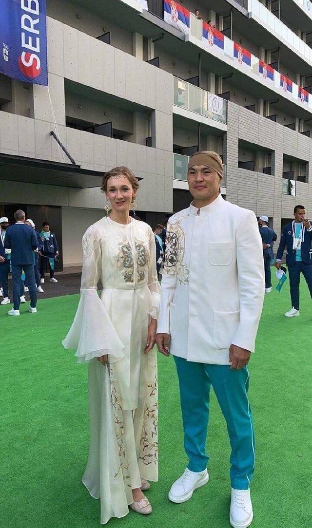 开幕式女旗手“仙女脸”彻底火了！穿纱裙入场，摘下口罩颜值惨跌

