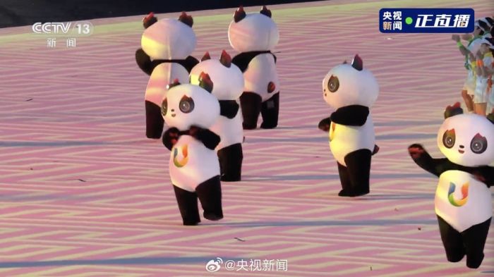 大运会运动员踏着蜀锦入场