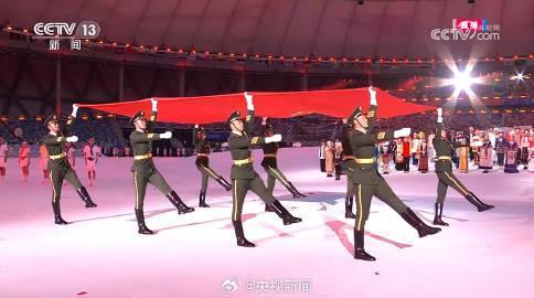 大运会开幕56个民族同唱歌唱祖国，迎五星红旗入场