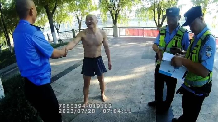 辅警从近30米高桥面跳江救人