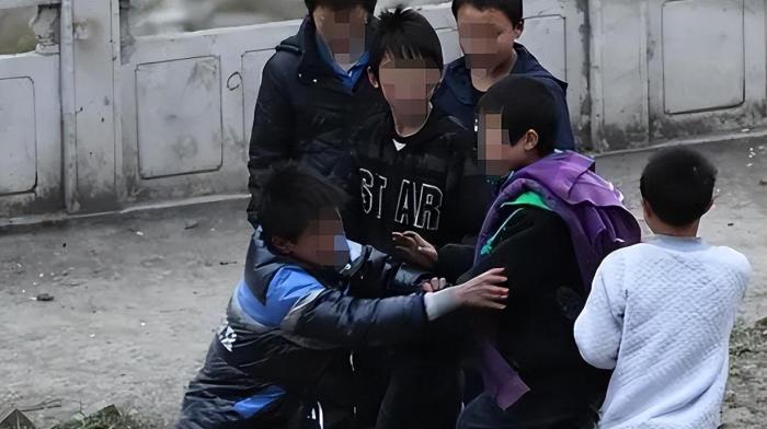 残忍！青岛三名学生强奸同学的漂亮母亲，母子二人双双殒命！