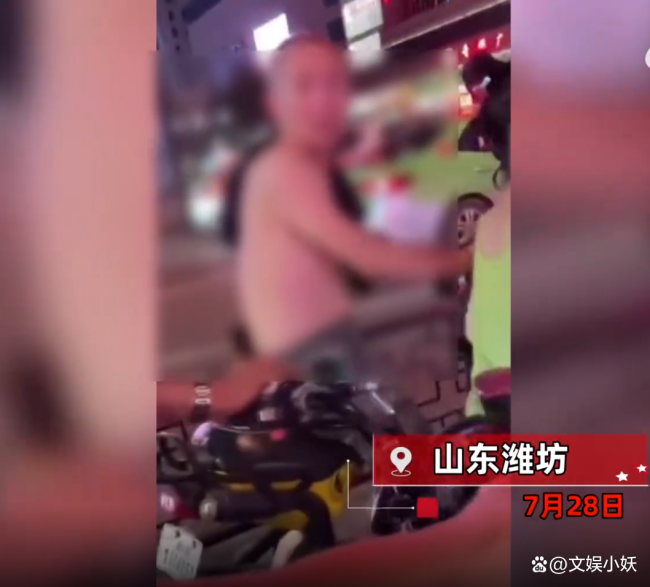 警方回应男子当街摸女生后背