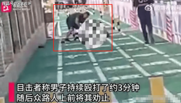 男子当街扒衣抽打妻子路人劝止