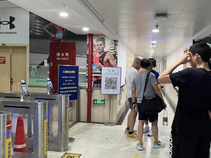 难进难进很难进！沪上这个体育场，“一码一闸”拦住大波市民