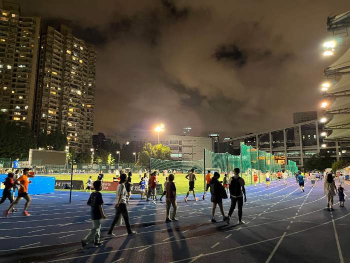 难进难进很难进！沪上这个体育场，“一码一闸”拦住大波市民
