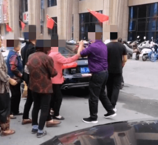信阳老人索要“婚车过路费”，泛滥之风引发社会关注

