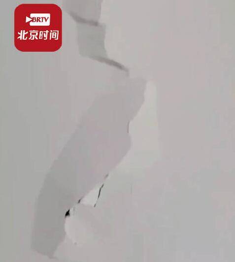 小区居民楼墙体现裂痕住户连夜疏散