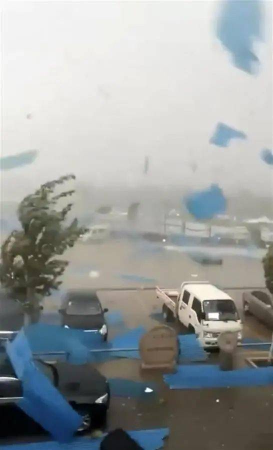 河南一地遭龙卷风突袭！彩钢顶棚被刮到空中，三轮车被吹得满街跑！

