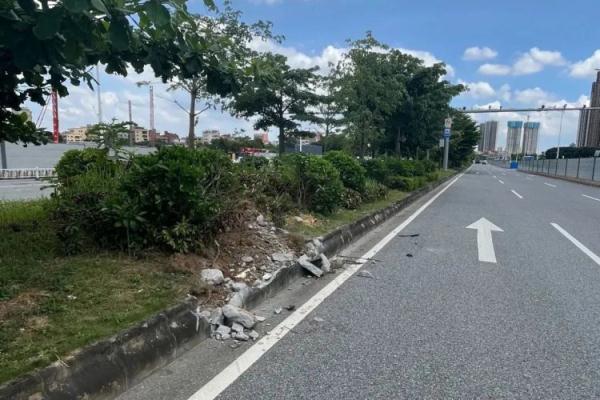 男子开车时跟老婆吵架车瞬间报废