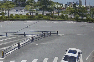 监控拍下小车报废瞬间！只因佛山男子电话跟老婆吵架...