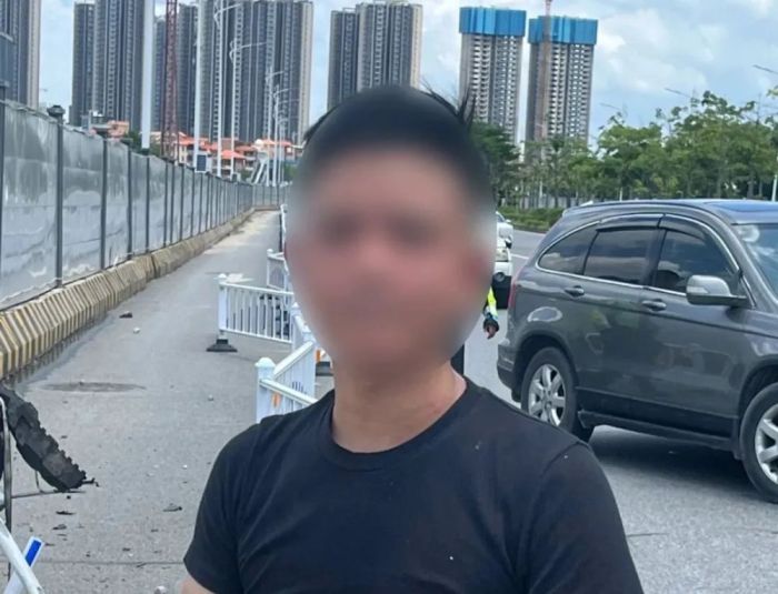 监控拍下小车报废瞬间！只因佛山男子电话跟老婆吵架...