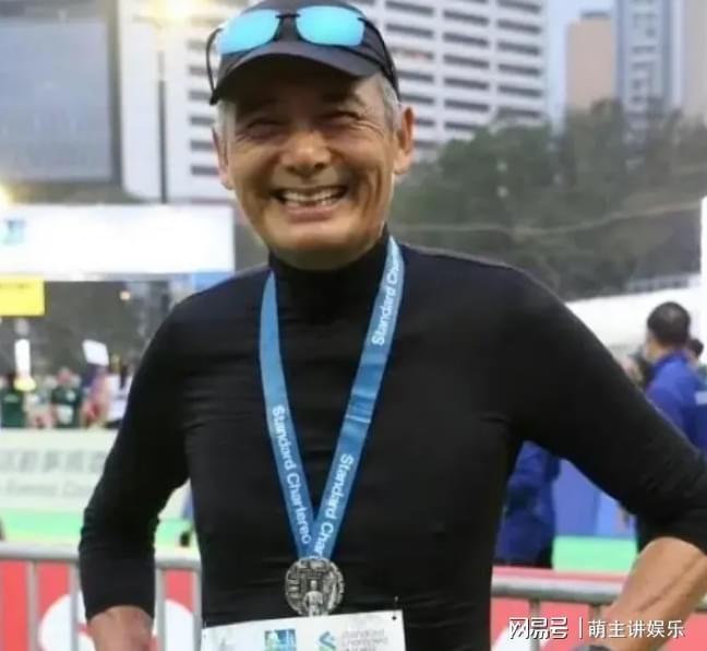 周润发跑步出意外！不慎摔倒双手流血，骨裂连呼吸都会痛