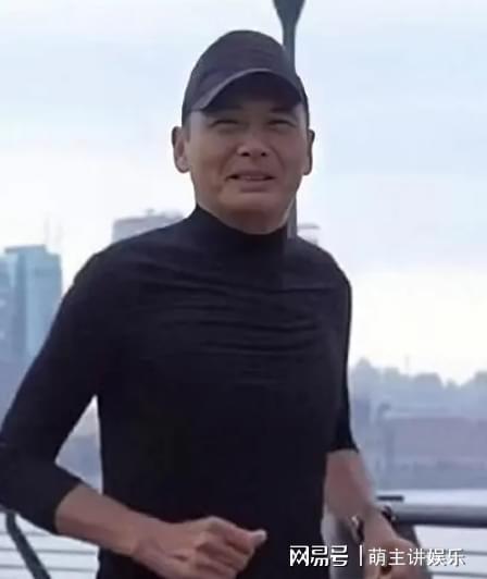 周润发跑步出意外！不慎摔倒双手流血，骨裂连呼吸都会痛