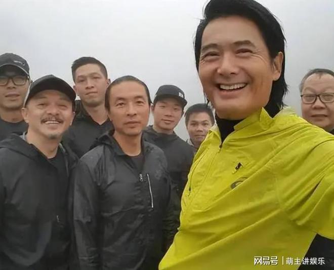 周润发跑步出意外！不慎摔倒双手流血，骨裂连呼吸都会痛