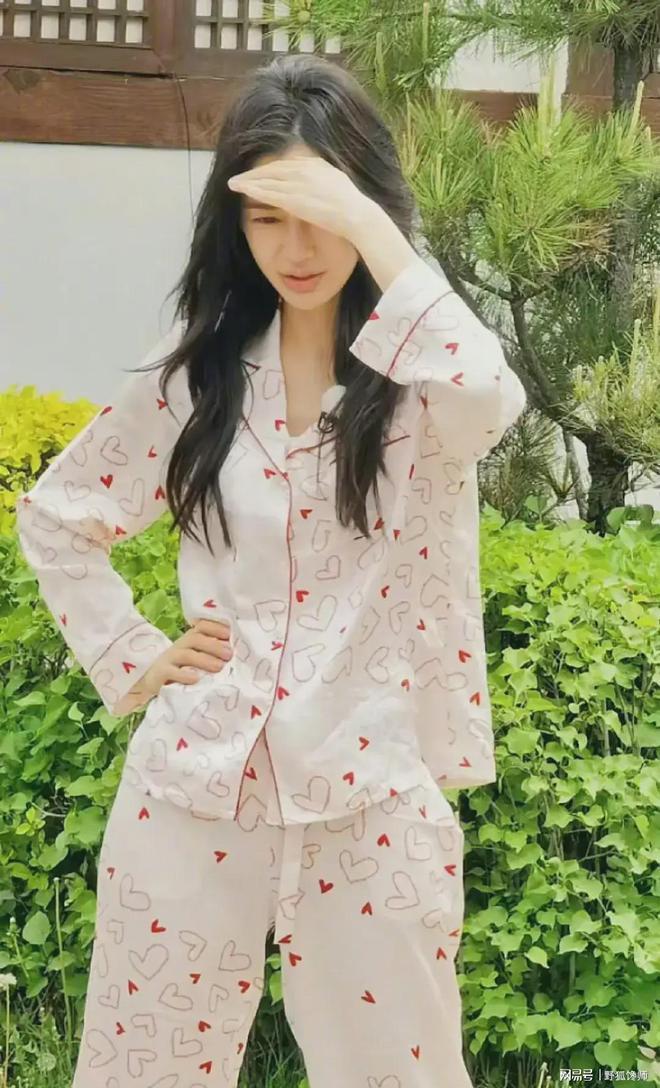 Yang Ying's plain pajama style reappears, and in the first season of 'Dream Back Run', fans directly call Ye Qinghui.